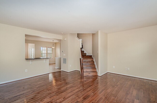 Building Photo - NORTH STAFFORD WELL MAINTAINED TOWNHOME FOR RENT