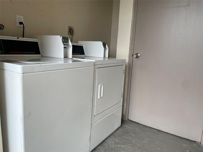 Building Photo - 1101 SW 122nd Ave