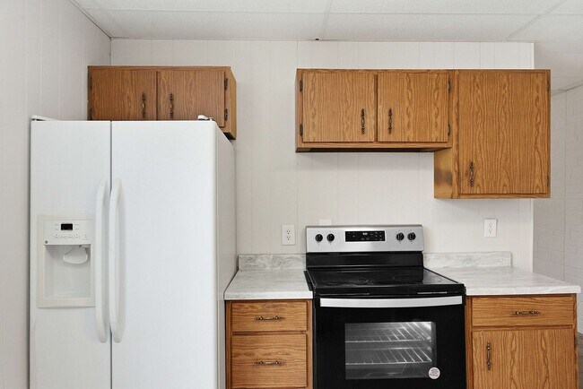 Building Photo - NORWOOD- Cute 2 bedroom 1.5 baths with fenced yard