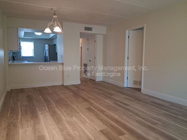 Building Photo - 3811 N Oak Dr