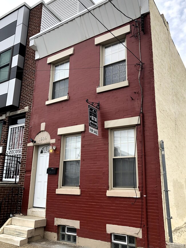 Building Front - 1909 E Boston St