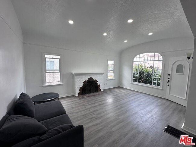 Primary Photo - 1116 W 64th St