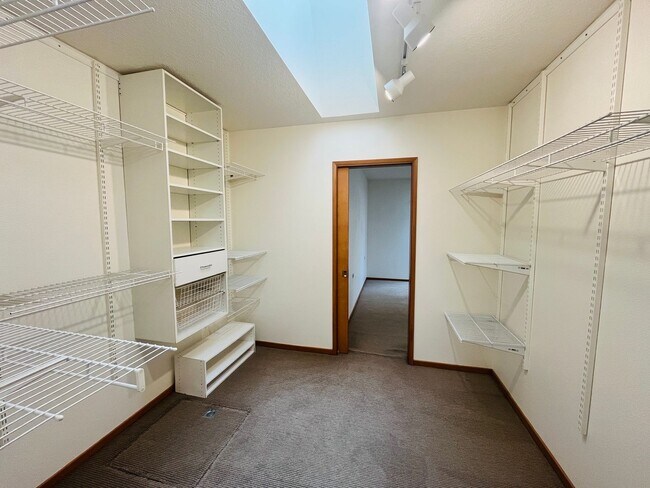 Building Photo - Charming One-Level Home in Garden Home — Near Washington Square & Trader Joe’s! Landscaping Inclu...