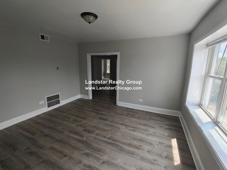 Building Photo - 6312 N Oakley Ave