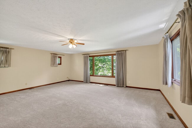 Building Photo - 4 Bedroom Near Butler University!