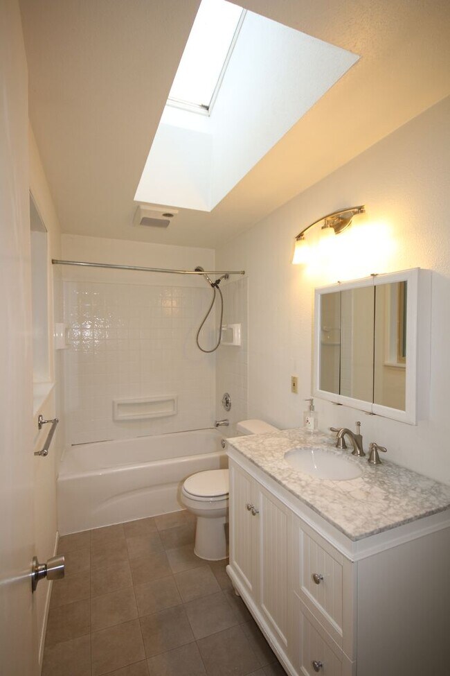 Building Photo - Spacious 3 bedroom, 2 bath home in Northea...