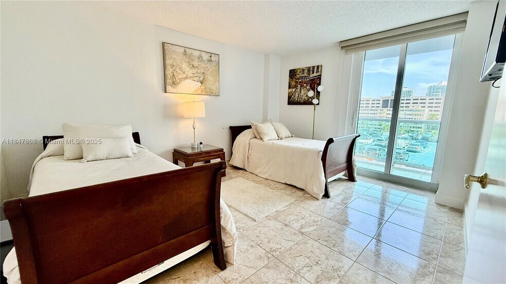 Building Photo - 100 Bayview Dr