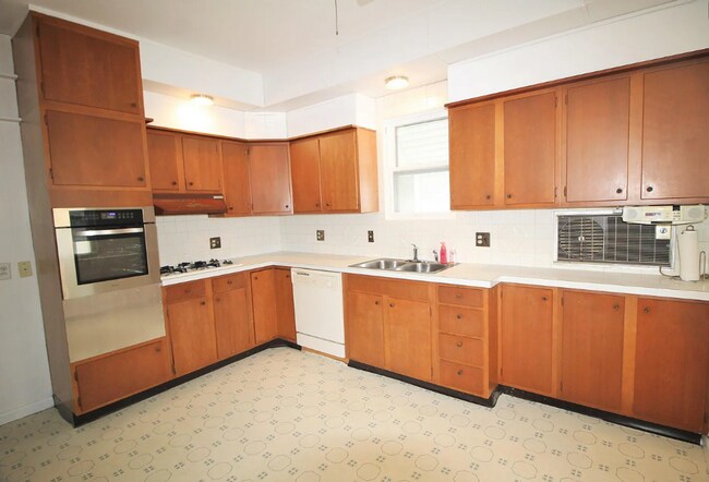 Building Photo - Spacious updated 4 bed 2 bath home in the heart of Rock Island!