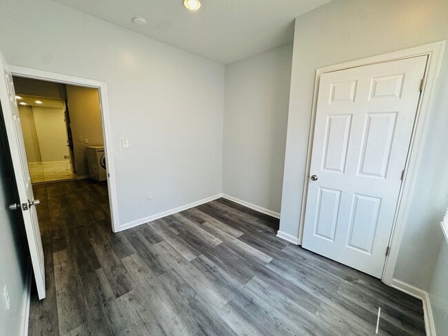 Building Photo - Remodeled 4bd/2 House with Rear yard!! SEC...