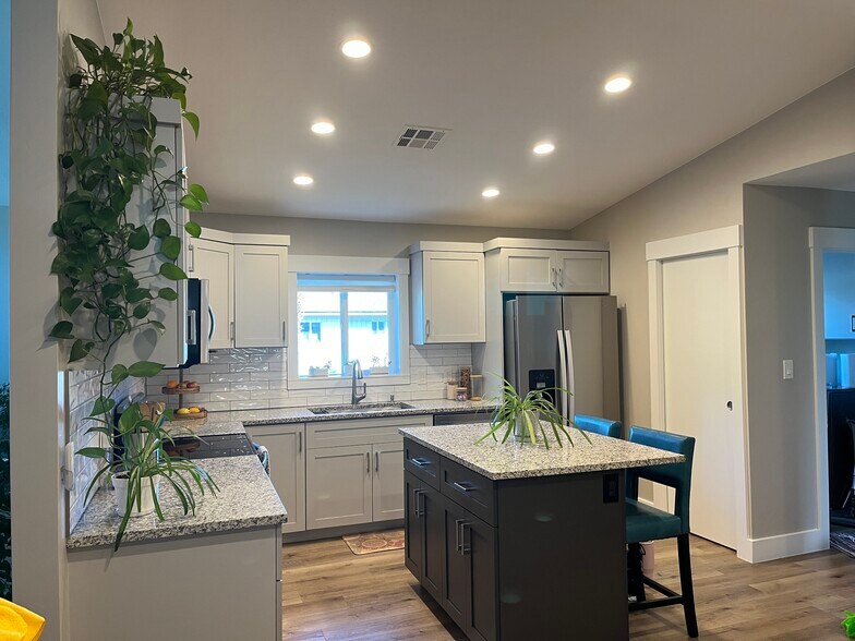 Building Photo - 55 E 700 S