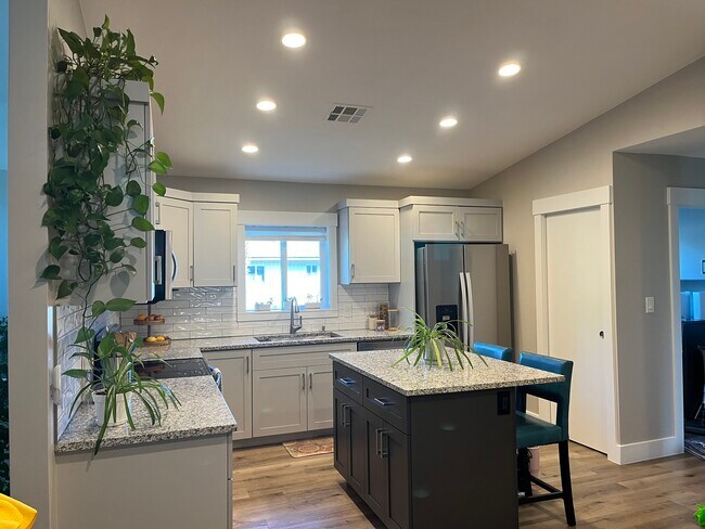 Building Photo - 55 E 700 S