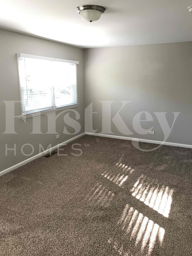 Building Photo - 17621 Grandview Dr