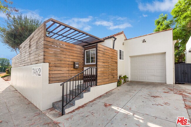 Primary Photo - 7462 Waring Ave