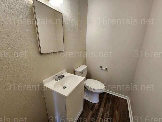 Building Photo - $995 - 4 bedroom / 1 and a half bathroom -...