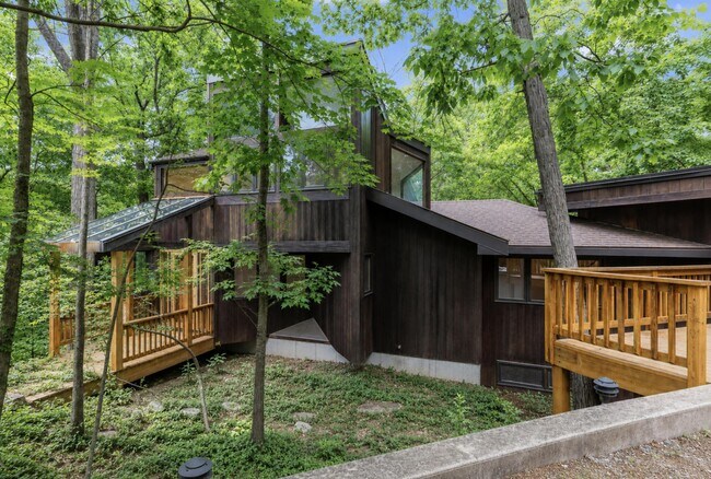 Building Photo - 1424 Bradford Dr