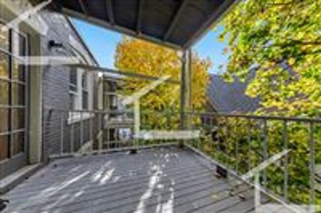 Building Photo - 50 Brackett St