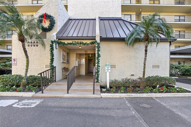 Building Photo - 2900 Cove Cay Dr