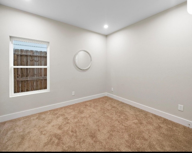 Building Photo - New Listing! Beautiful 3 Bed, 2.5 Bath Home