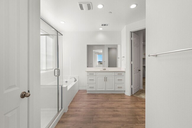 Building Photo - Stunning 4 bedroom 3 bath home in Summer Wind Trail Community