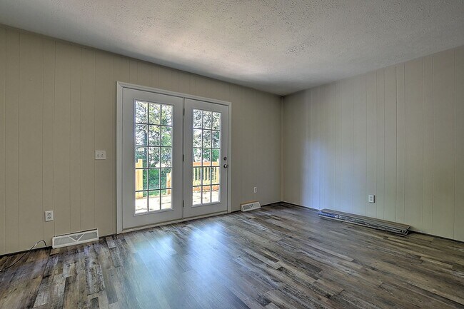 Building Photo - 405 Cypress St