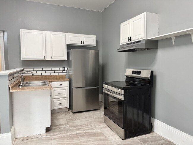 Building Photo - 447 Warner St