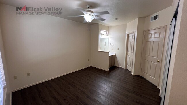 Building Photo - 2 Bedrooms, 2 Baths