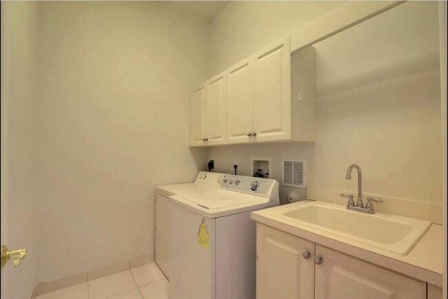 Building Photo - 545 NE 69th Cir