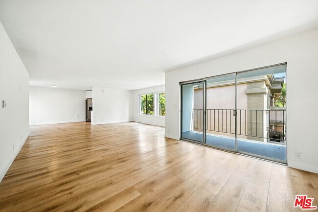 Building Photo - 621 San Vicente Blvd