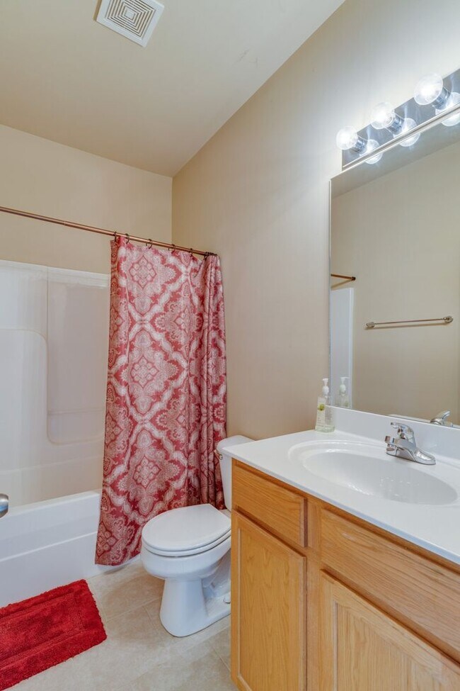 Building Photo - Beautiful 2-Bed, 2.5-Bath Townhouse in Har...