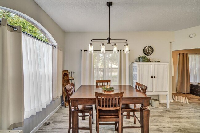 Building Photo - Updated 3 Bedroom in Central Location!
