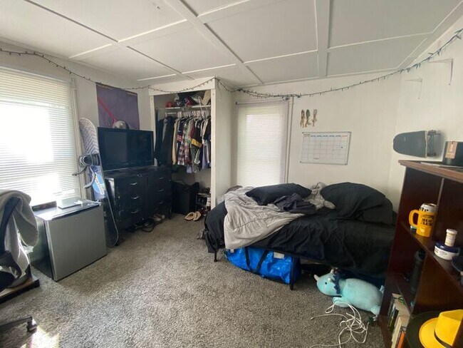 Building Photo - $625 | ROOMMATE WANTED | 7 Bedroom, 3 Bath...