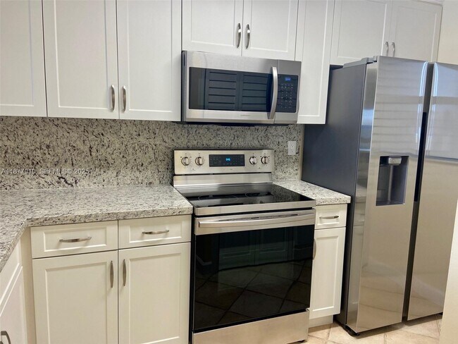 Building Photo - 8881 Fontainebleau Blvd