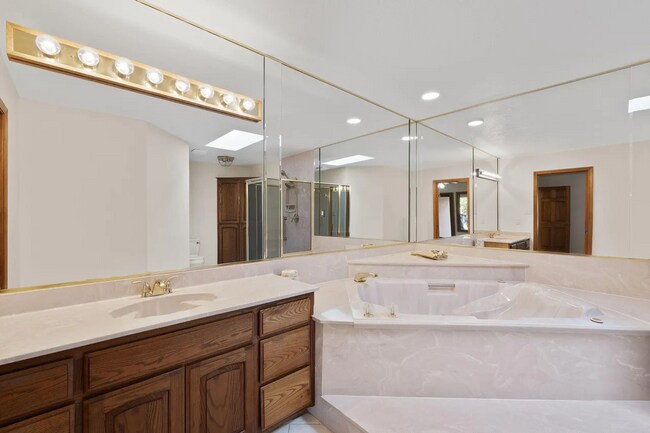 Building Photo - Adorable Townhome, 2 Master Bedroom Suites to Patio Living