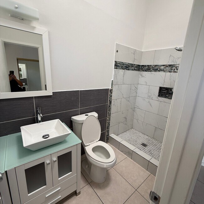 Building Photo - 933 Parkbrook St