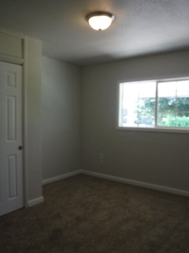 Building Photo - Charming Home In Central Location