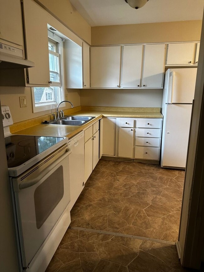 Building Photo - 1837-1837 Post Rd