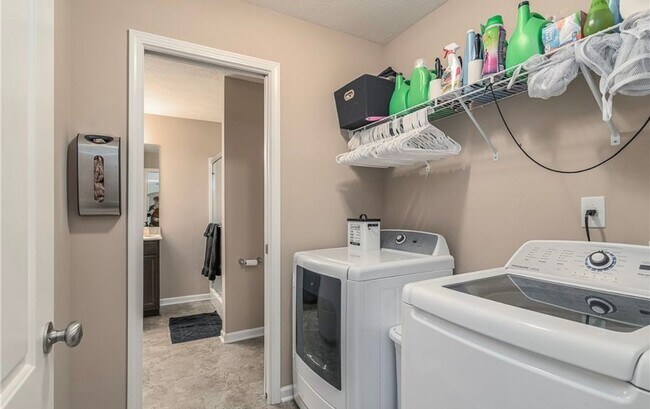 Building Photo - 3BR/2BA Home with Two Car Garage, Fenced B...