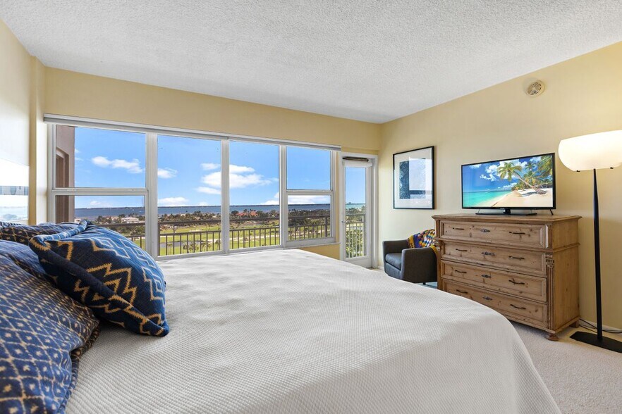 Building Photo - 601 Longboat Club Rd