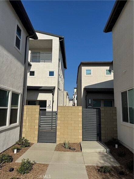 Building Photo - 436 Loon