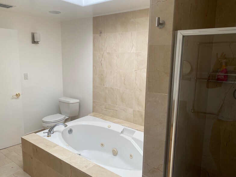 Primary bath - 4421 Grimes Pl