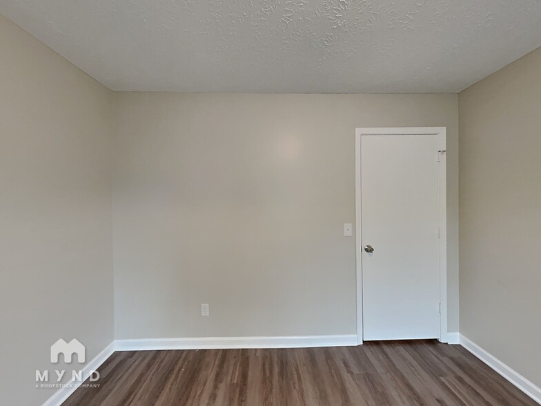 Building Photo - 49 Russell Ln