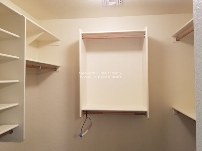 Building Photo - 4195 E Bonanza Rd