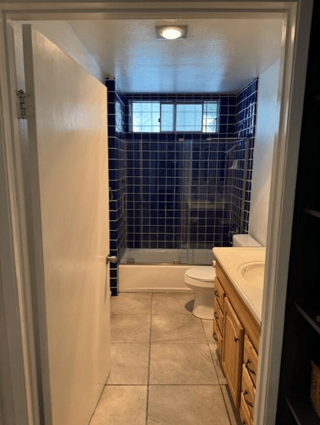 Building Photo - Two Bedroom In University Heights Coming S...