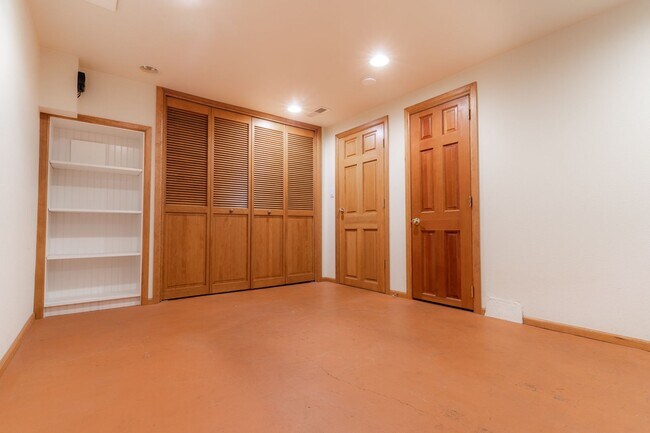 Building Photo - Private river access and stunning views from this home on Harmon Blvd! + Bonus Room