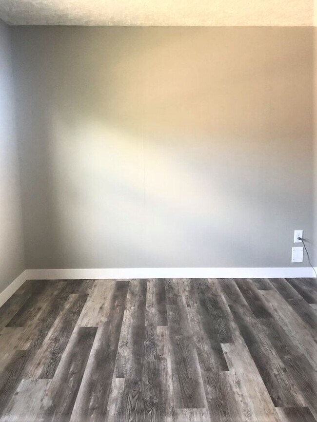 Building Photo - Cute Cozy: Completely Updated must see to ...