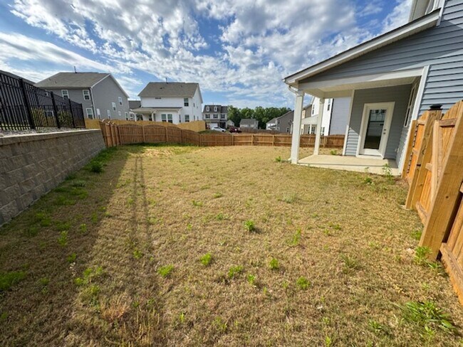 Building Photo - The Grove at Neill's Pointe