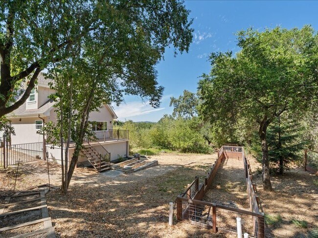 Building Photo - 910 Villa Chanticleer Rd