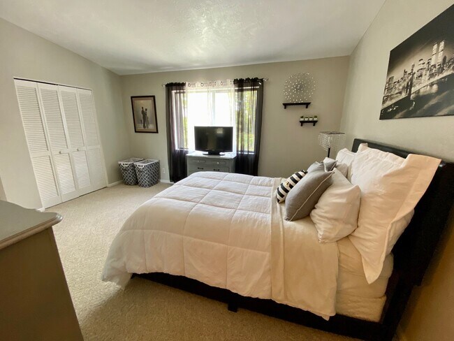 Building Photo - 251 Orange Grove Dr