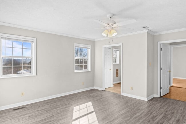 Building Photo - Updated 3bd/2bth home with Remodeled Master Suite & Prime Location!