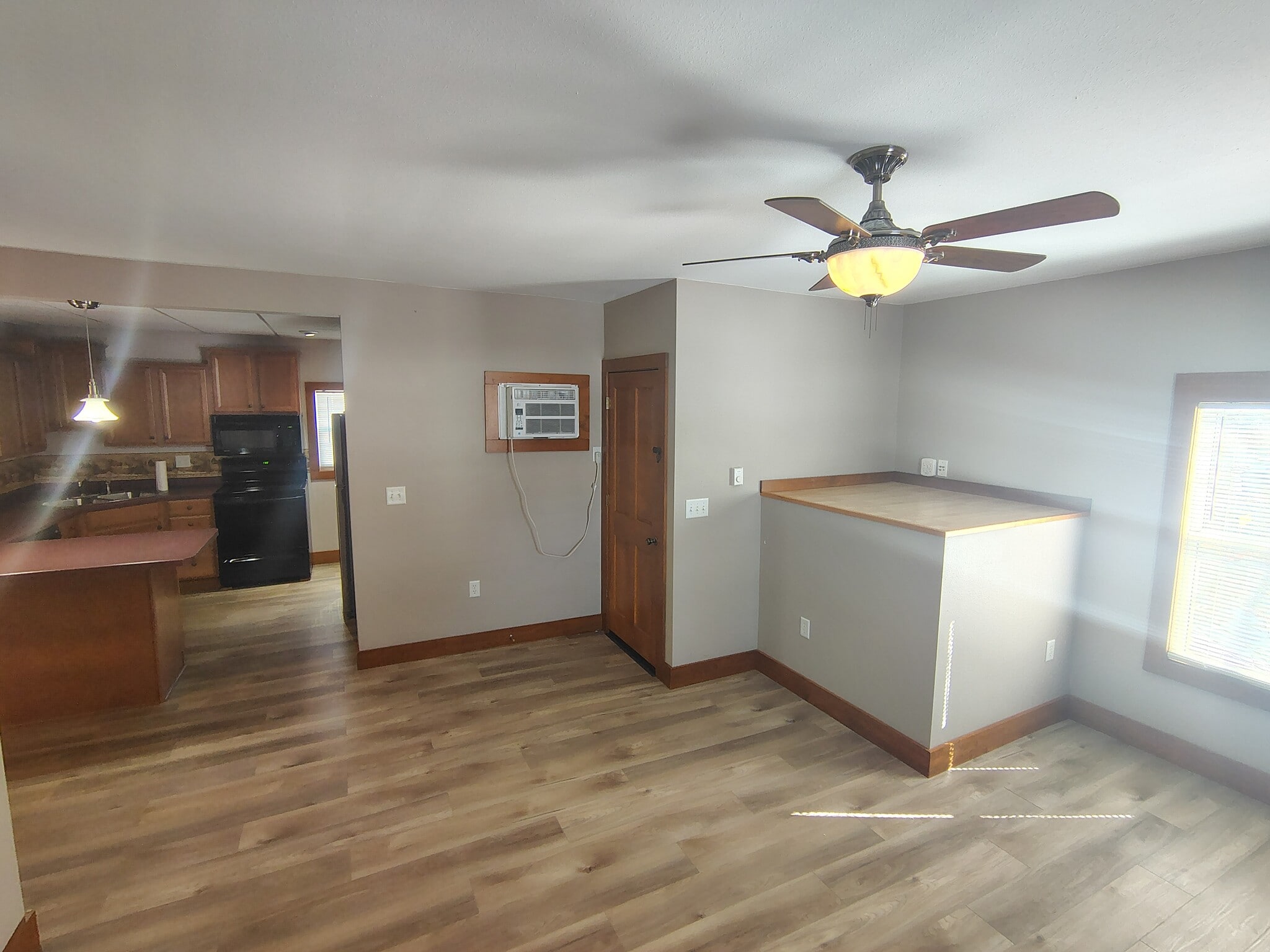 Livingroom w/kitchen - 615 Lake St